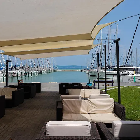Bl Lakeside With Pool, Medences Apartman, Privat Partszakasszal
