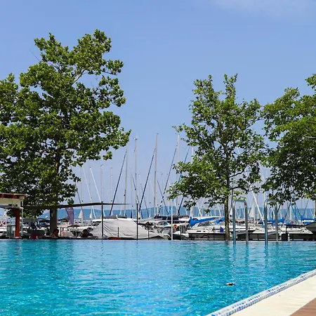 Bl Lakeside With Pool, Medences Apartman, Privat Partszakasszal Apartment