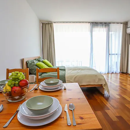 Bl Lakeside With Pool, Medences Apartman, Privat Partszakasszal