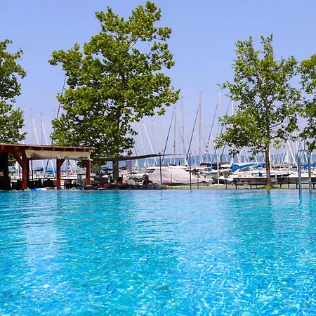 Bl Lakeside With Pool, Medences Apartman, Privat Partszakasszal