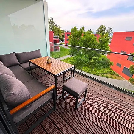 Bl Lakeside With Pool, Medences Apartman, Privat Partszakasszal *