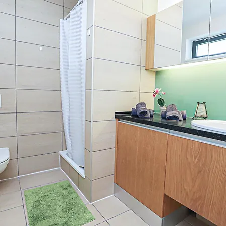 Bl Lakeside With Pool, Medences Apartman, Privat Partszakasszal